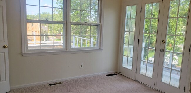 Building Photo - Classic And Stately 5 Bed 3 Bath Colonial ...