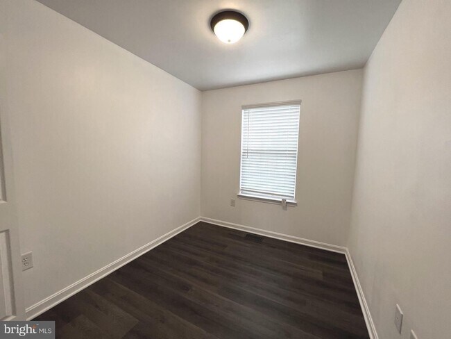 Building Photo - Enjoy easy living in this well kept 3 bedroom, 1.5 bath home.