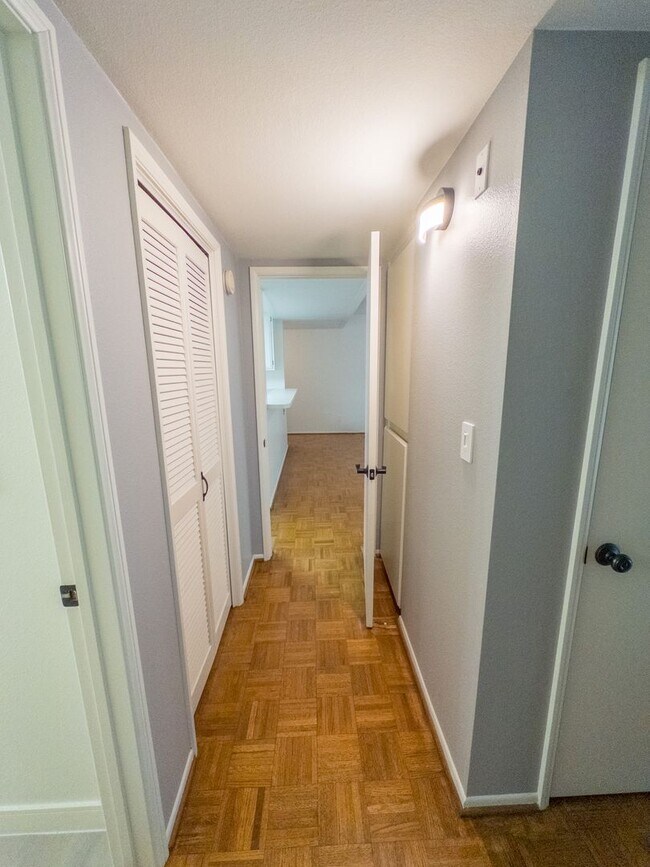 Building Photo - Large 2bed/ 2 bath corner unit in the heart of Silverlake with Hot Tub, Pool, Gated Parking and P...