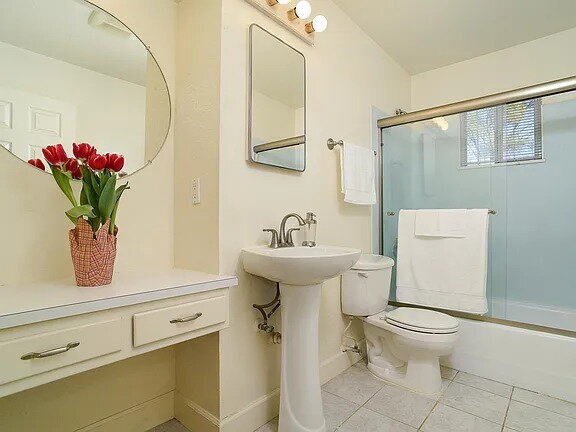 Building Photo - An attractive 3 bedroom, 2 bath, 1352 square foot home is now available for rent