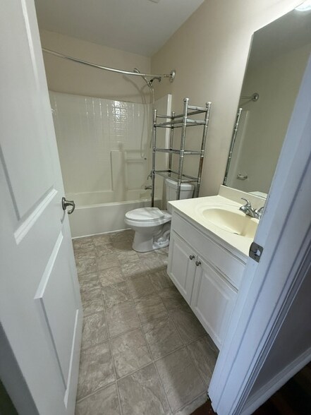 Building Photo - 557 Town Square Way
