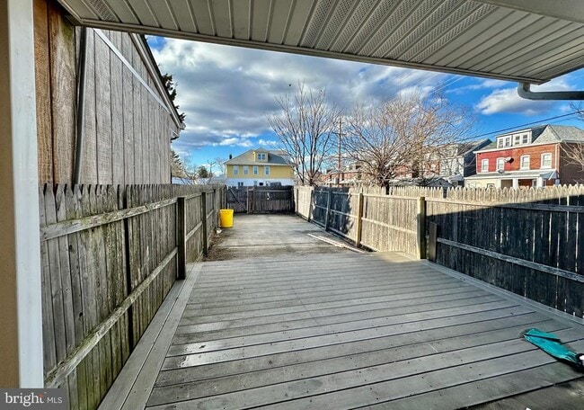 Building Photo - 23 Lily St