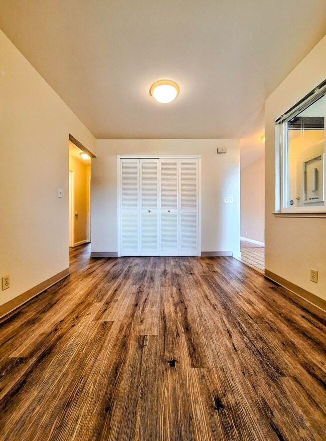 Building Photo - Charming 2bd Duplex With Private Yard & Garage