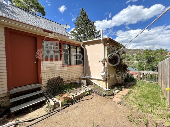 Building Photo - Charming Manitou Home