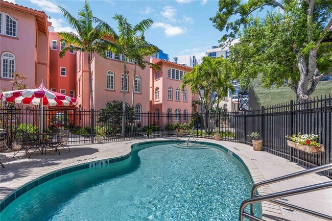 Building Photo - 1221 N Palm Ave