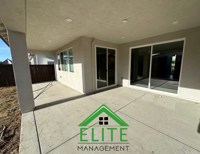 Building Photo - Spacious 5-Bedroom Home with Private In-La...