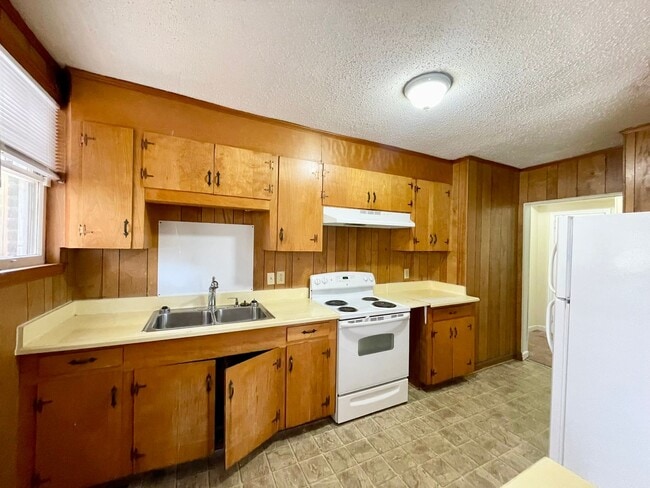 Building Photo - salud618-620