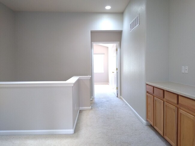 Building Photo - Fabulous Townhome Near Cherry Creek State ...