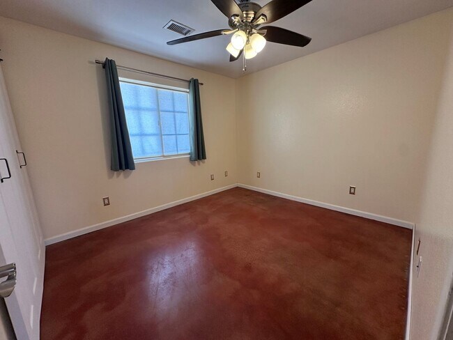 Building Photo - *$100.00 off 1st months Rent Move in Special!*Open Concept 3 Bedroom 2 Bath Home
