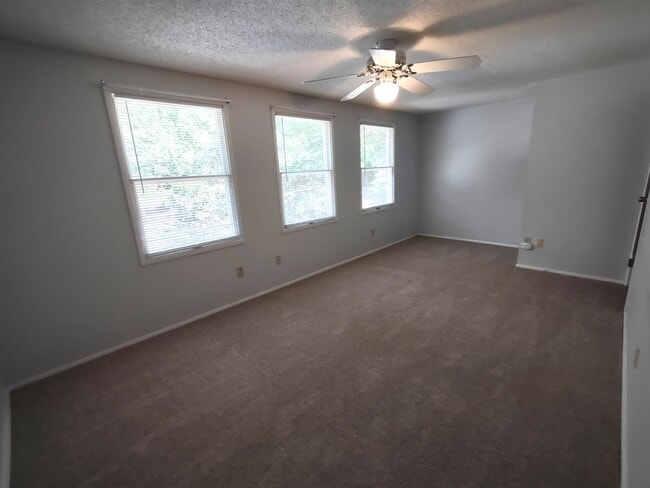 Building Photo - Beautiful Townhome located in Quail Hollow!