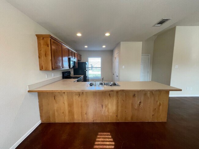 Building Photo - 100/102 Crossbow Ct.