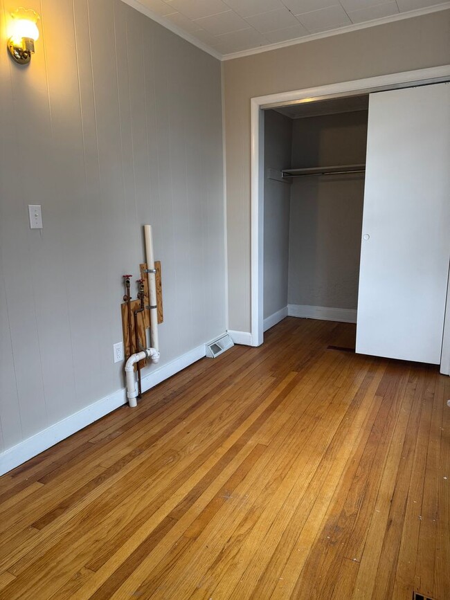 Building Photo - Newly Renovated Apartment in Liverpool!