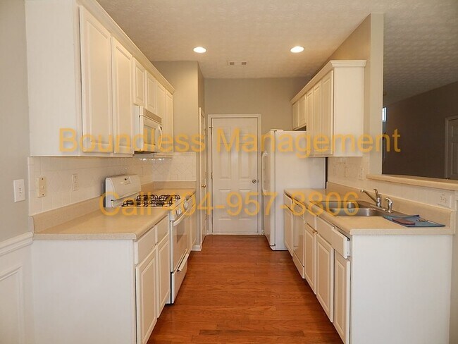 Building Photo - Larger Than It Looks! 3 BR/2.5 BA Town Hom...