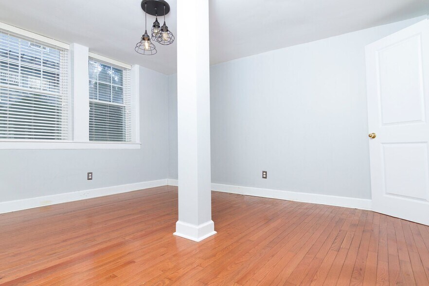 Building Photo - Charming Midtown Condo with Private Entrance