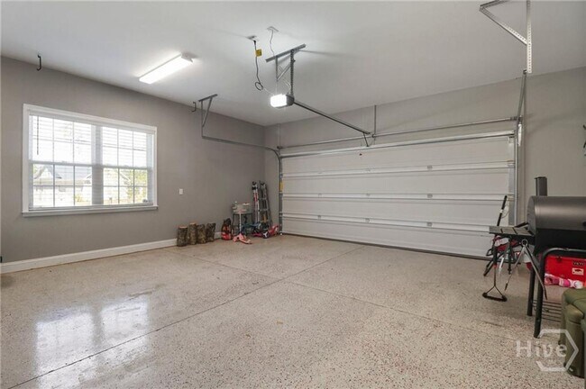 Building Photo - Perfect blend of luxury and comfort