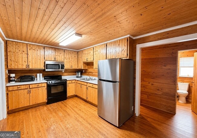 Building Photo - 6285 Pond St