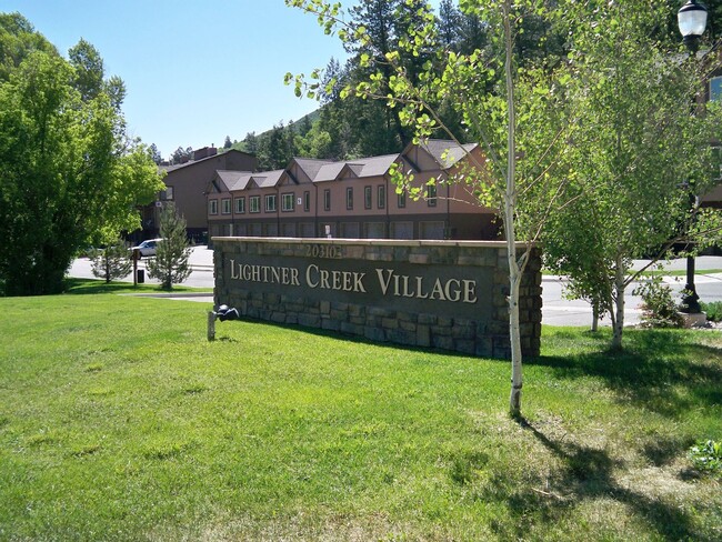 Building Photo - Lightner Creek Town Home Near Twin Buttes