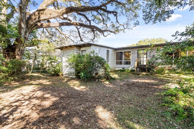 Building Photo - 2/2 with carport - fenced backyard