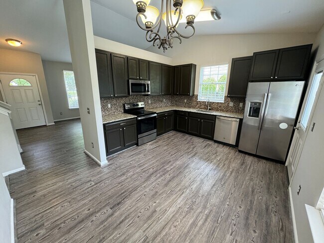 Building Photo - Stunning 3BR/2.5BA w/ Upgrades & Pool Access