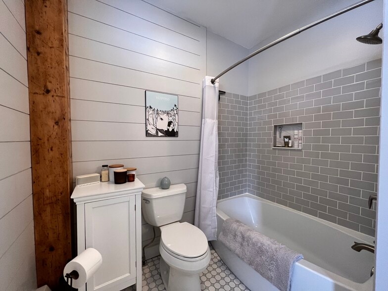 Building Photo - 450 Preble St