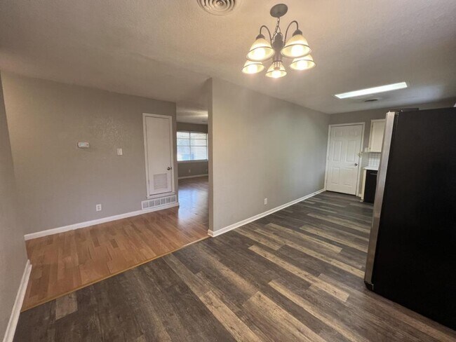 Building Photo - 806 Sandy Ct