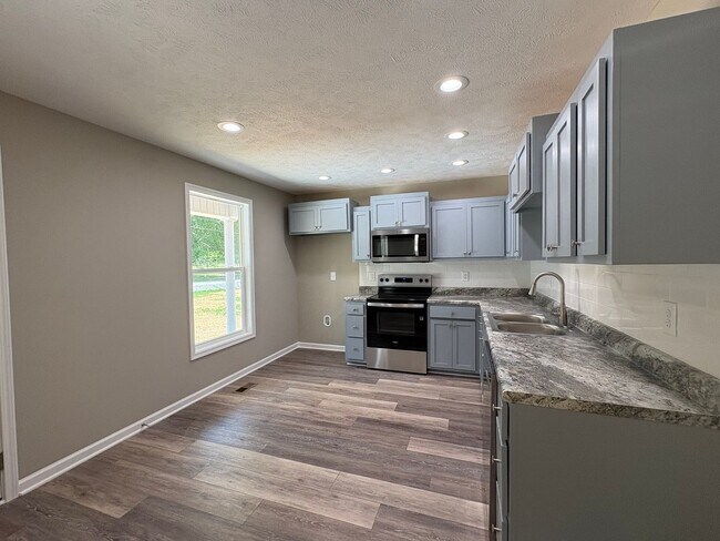 Building Photo - BRAND NEW Home with large yard in Tullahoma...