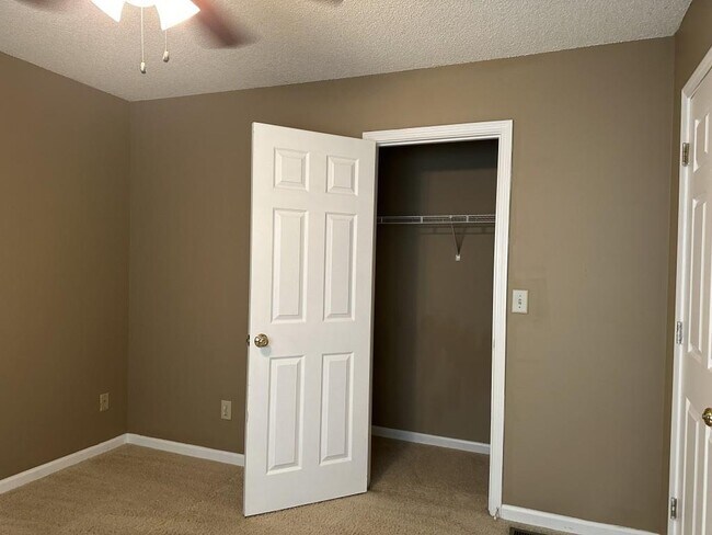 Building Photo - 4084 Hidden Hollow Dr