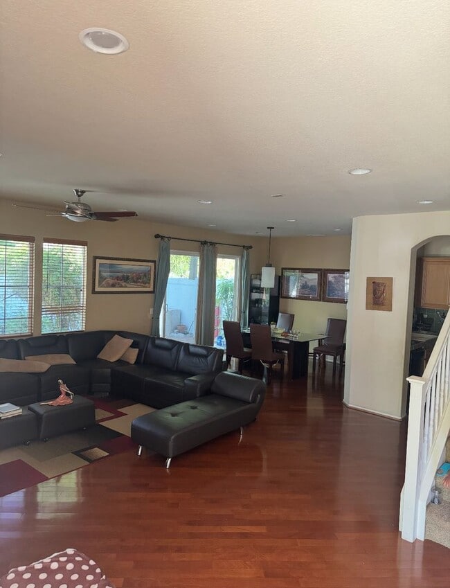 Building Photo - Spacious 3-Bedroom + Loft Townhome for Ren...