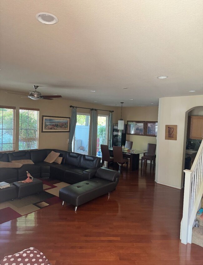 Building Photo - Spacious 4-Bedroom + Loft Townhome for Ren...