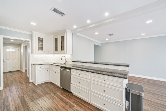 Building Photo - 4521 Acacia St