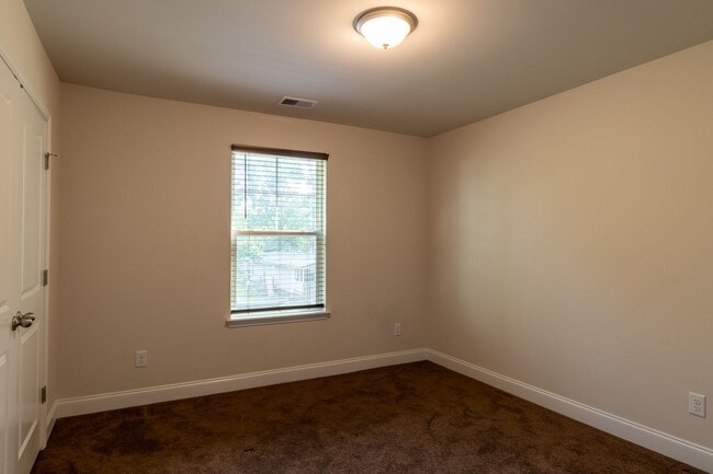 Building Photo - Modern Living in the Heart of Summerville!