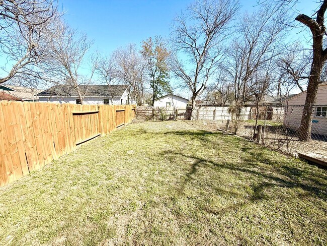 Building Photo - *COMING SOON* Charming 1-Bedroom Duplex With Laminate Flooring Throughout + Fenced Backyard