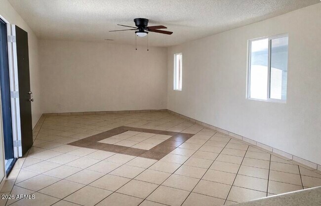 Building Photo - 2022 W Eugie Ave