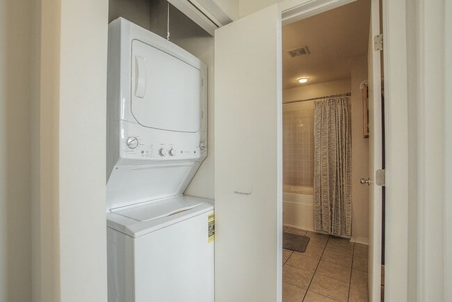 Building Photo - One Bedroom Unit in Wonderful Western Auto Lofts