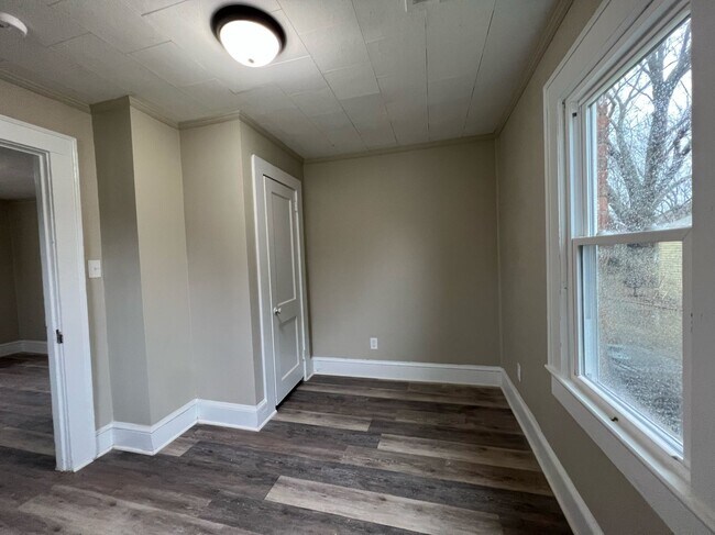 Building Photo - 3 Bedroom 1 Bathroom Home Located In Green...