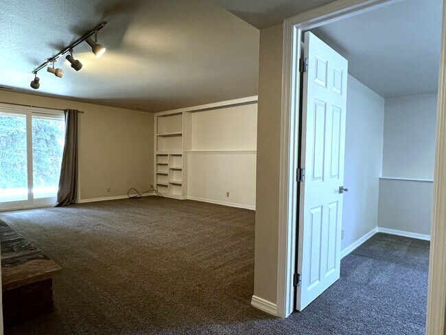 Building Photo - Fantastic 4 bed 3 bath home in the Highlan...