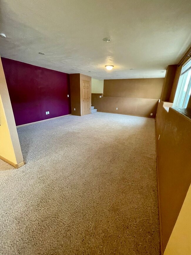 Building Photo - ~ FALL FEELS (And DEALS!) ~ Beautiful 3 Be...