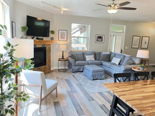 Building Photo - 115 Spinner St