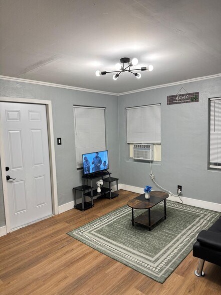 Building Photo - 414 N 60th Way