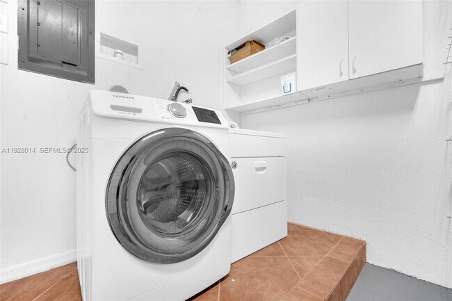 Building Photo - 1491 Sorrento Dr