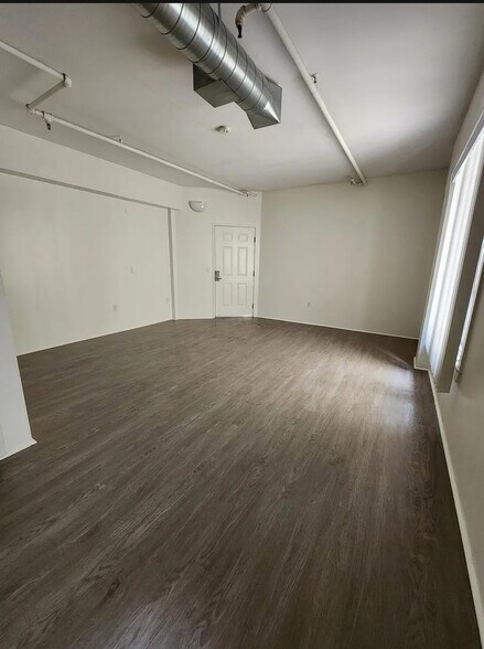 Primary Photo - 1055 6th Ave