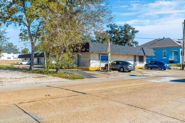 Building Photo - Cozy & Affordable 1-Bedroom Apartment – All-Inclusive Utilities