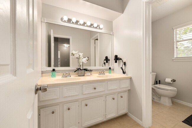 Building Photo - 522 River Plantation Dr
