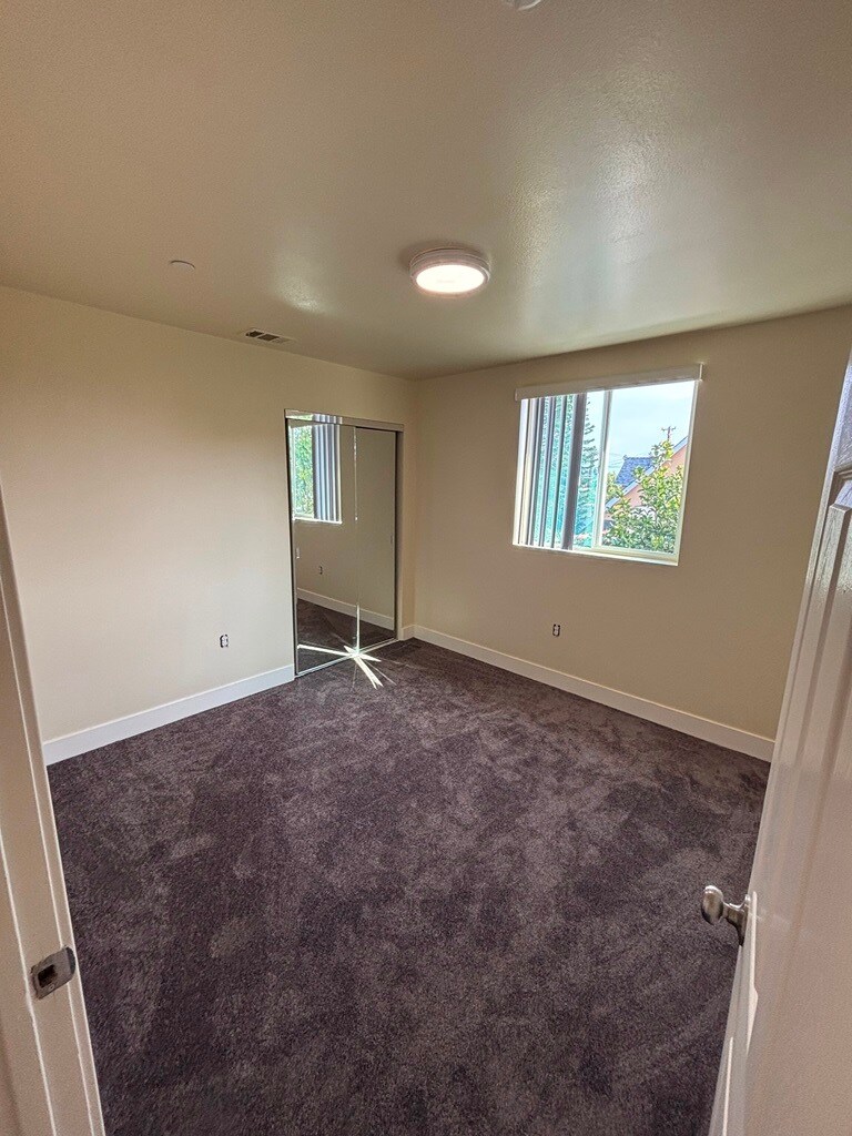 Building Photo - 632 W 94th St