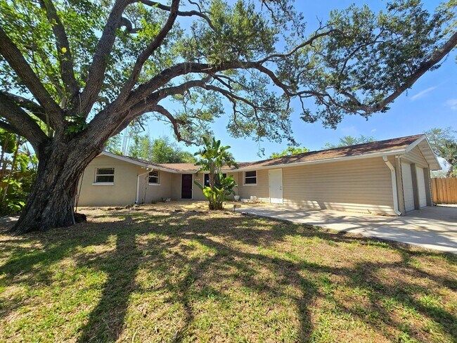 Building Photo - Charming 2BR/ 2BA/ 2 Car Garage - Near Phillippi Creek