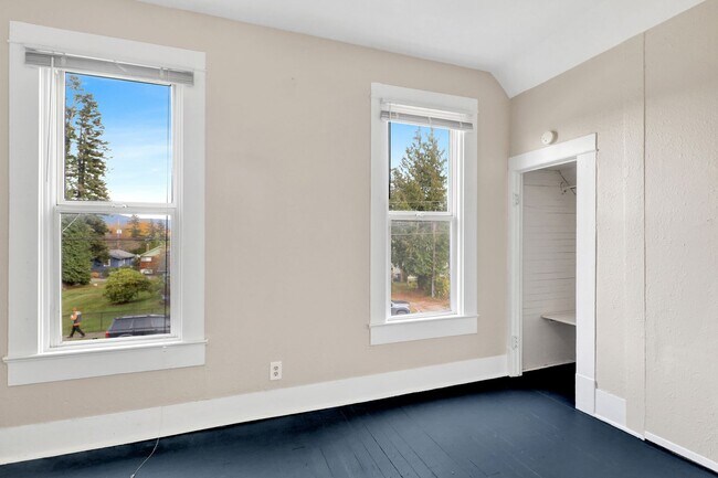 Building Photo - $1,000 Grocery Store Gift Card! 4 Bedroom, 1 bathroom Home in the York neighborhood for Rent!