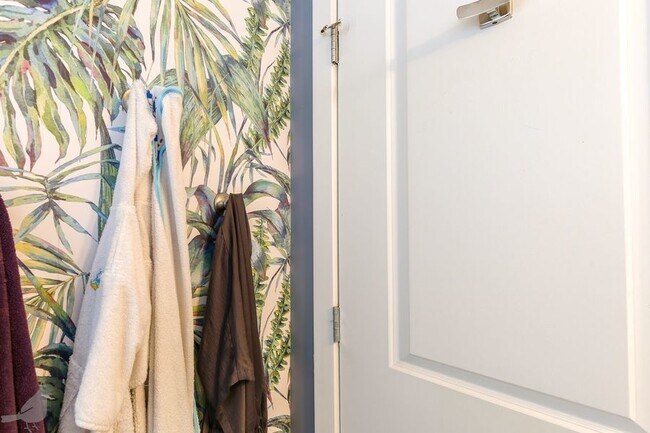 Building Photo - 420 16th St SE