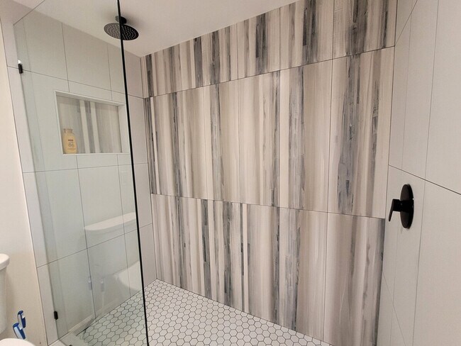 Building Photo - 2017 Woodford Rd