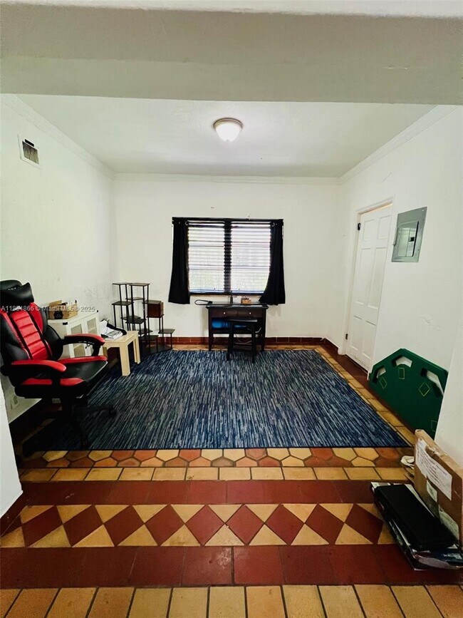Building Photo - 2830 Pine Tree Dr