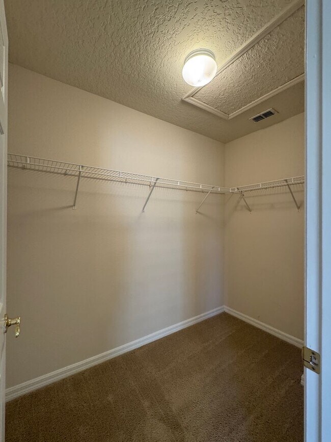 Building Photo - Spacious house with 6 bedrooms and 4.5 bathrooms to call home